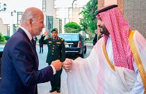 ABD Başkanı Joe Biden, Suudi Arabistan veliaht Prensi Muhammed bin Selman'la yumruklaşarak selamlaştı