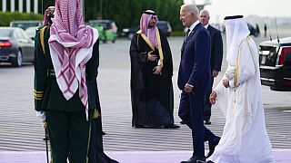 Le président Joe Biden est accueilli par des représentants de l'Arabie saoudite à son arrivée à l'aéroport international Roi-Abdelaziz, vendredi 15 juillet, en Arabie saoudite