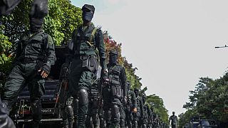 Katonák járőröznek a parlament épülete előtt Colombóban Sri Lankán 2022. július 16-án, szombaton.