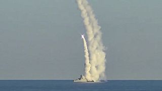 صورة مجتزأة من شريط فيديو لسفينة حربية روسية تطلق صواريخ من طراز كاليبر