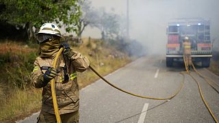 Portugál tűzoltó tömlővel a kezében, Rebolo faluban