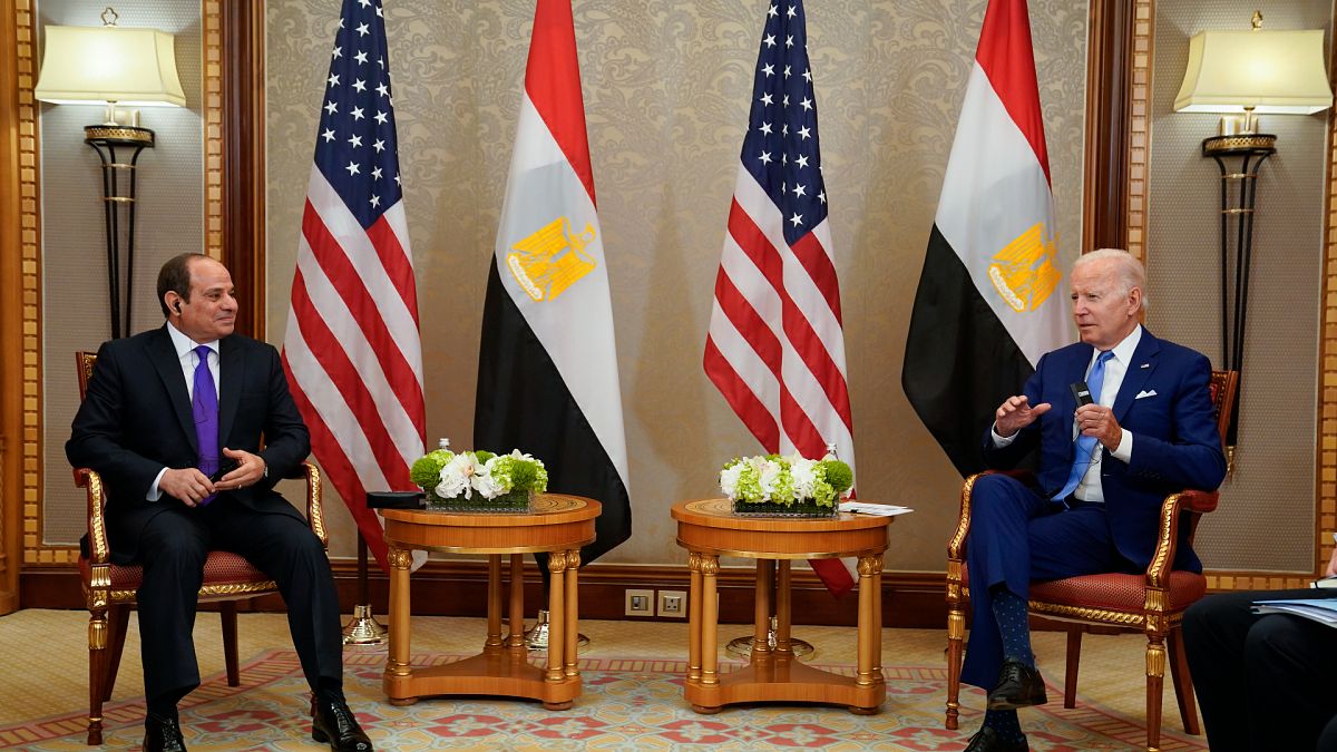 الرئيسان الأمركي جو بايدن والمصري عبد الفتاح السيسي خلال لقاء في جدة السعودية 