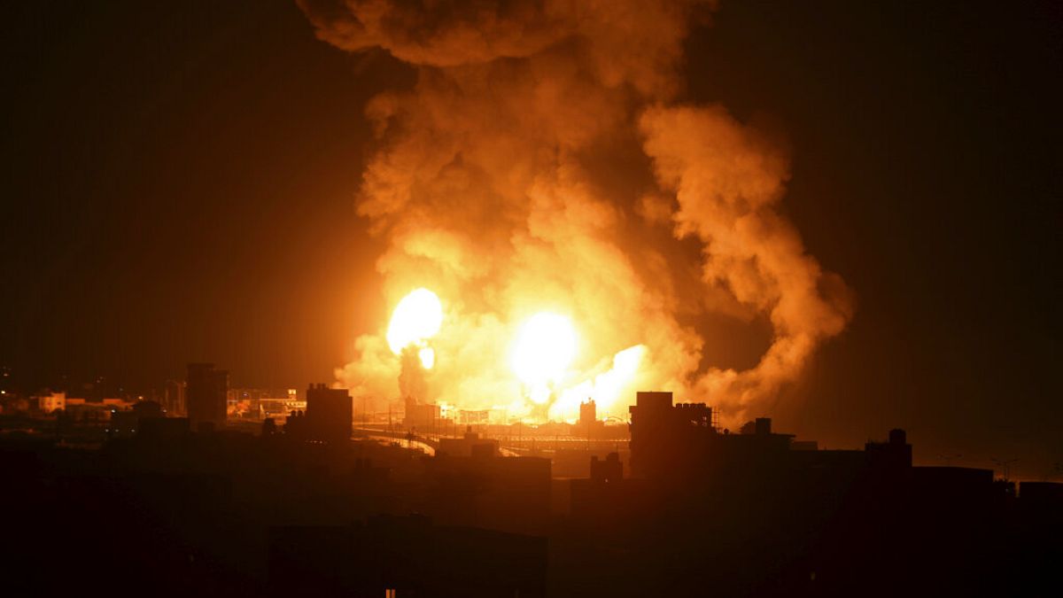 Le esplosioni causate dai raid aerei israeliani