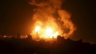 Le esplosioni causate dai raid aerei israeliani