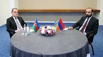 Le ministre azerbaïdjanais des Affaires étrangères, Jeyhun Bayramov (à gauche), et son homologue arménien, Ararat Mirzoyan, à Tbilissi, 16 juillet 