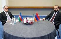 Le ministre azerbaïdjanais des Affaires étrangères, Jeyhun Bayramov (à gauche), et son homologue arménien, Ararat Mirzoyan, à Tbilissi, 16 juillet