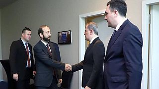 El ministro de Asuntos Exteriores de Azerbaiyán, Jeyhun Bayramov, y el ministro de Asuntos Exteriores de Armenia, Ararat Mirzoyan