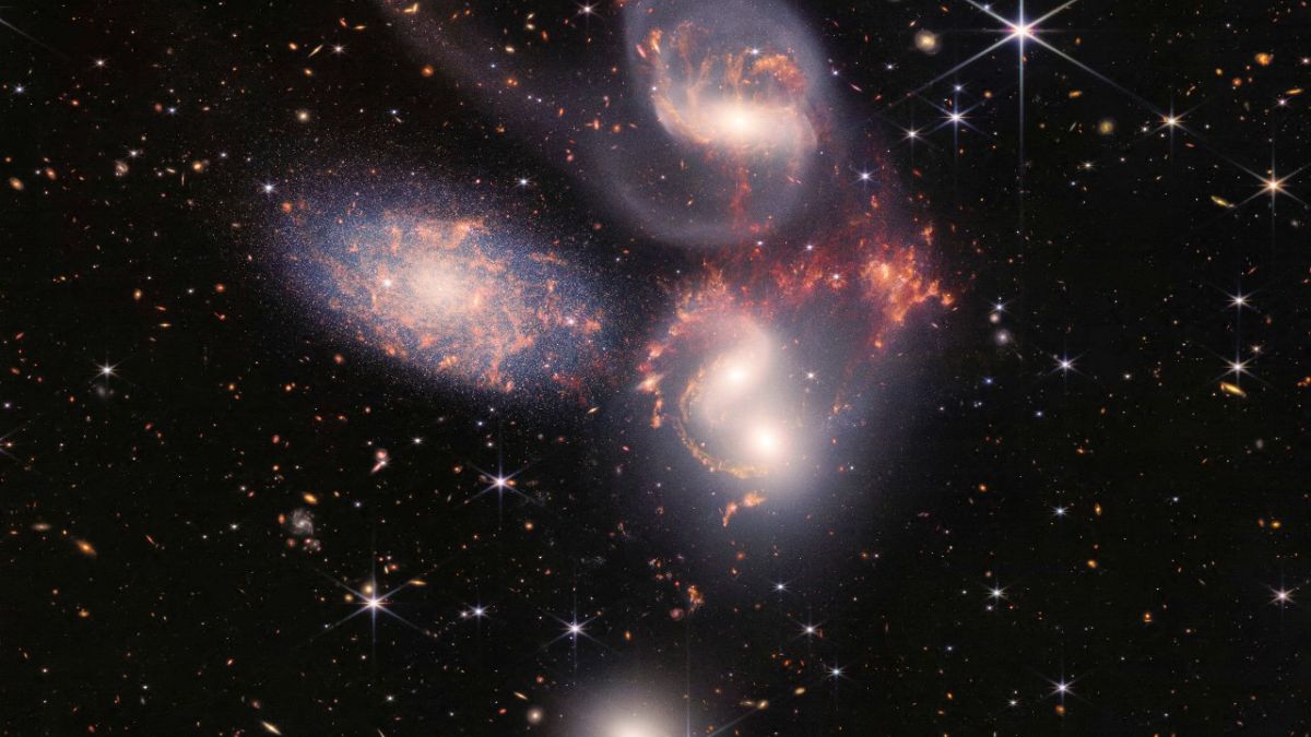 مجموعة مرئية من خمس مجرات التقطها تلسكوب جيمس ويب الفضائي من وكالة ناسا. 
