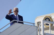 US-Präsident Biden besteigt auf dem Flughafen Dschiddah den Flieger