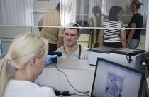 أحد سكان دونيتسك في مكتب خدمة الهجرة في دونيتسك،  للحصول على جواز سفر روسي.