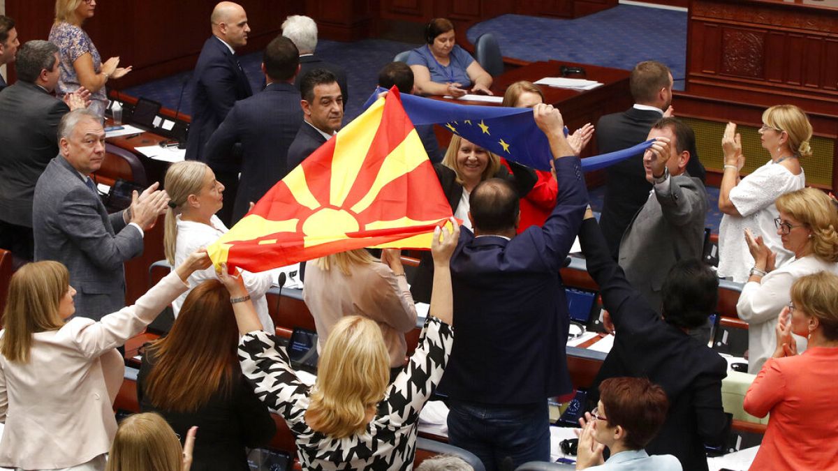 Észak-Macedón és EU-s zászlót lengetve ünnepelnek a szkopjei képviselők
