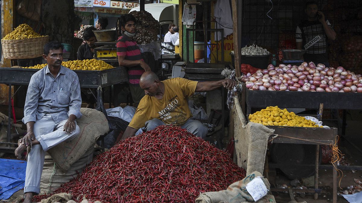 باعة هنود في سوق الجملة في حيدر أباد، الهند