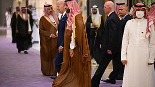 الرئيس الأمريكي جو بايدن وولي العهد السعودي الأمير محمد بن سلمان خلال اجتماع "دول مجلس التعاون الخليجي" في جدة بالمملكة العربية السعودية.