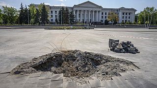 Cratera provocada por um míssil na Ucrânia