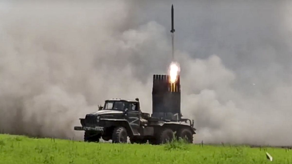 منصة إطلاق قذائف صتروخية منصوبة على شاحنة عسكرية روسية خلال المعارك في أوكرانيا 16/07/2022