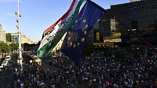 Una pancarta reza "democracia, estado de derecho, república" en una protesta contra la reforma fiscal, Budapest, Hungría 13/7/022