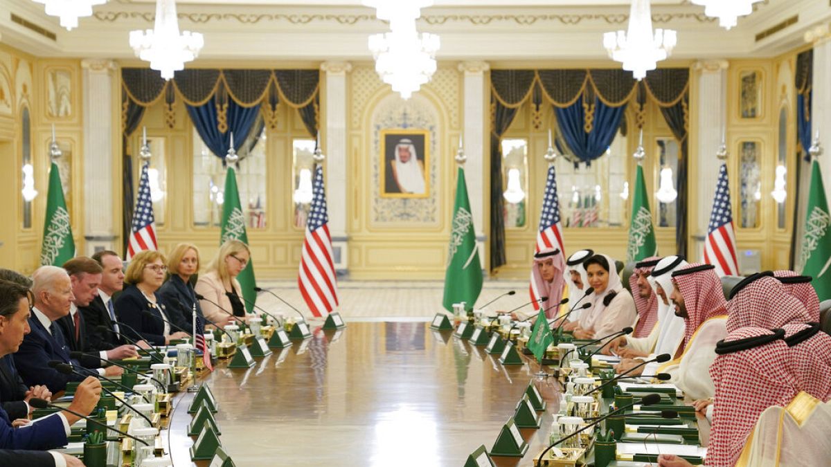 جو بايدن في جلسة مع ولي العهد السعودي الأمير محمد بن سلمان في قصر آل سلمان الملكي، 15 يوليو 2022، في جدة.
