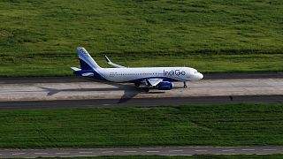 صورة من الارشيف-طائرة تابعة لشركة طيران إنديغو الهندية على المدرج قبل الإقلاع في مطار أنديرا غاندي الدولي في نيودلهي