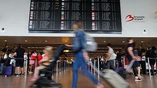 Utasok a brüsszeli Zaventem nemzetközi repülőtér indulási csarnokában