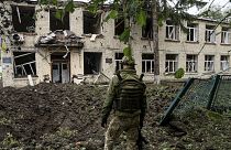 Megrongált iskola romjai Csugujevben, a keleti Harkiv régióban
