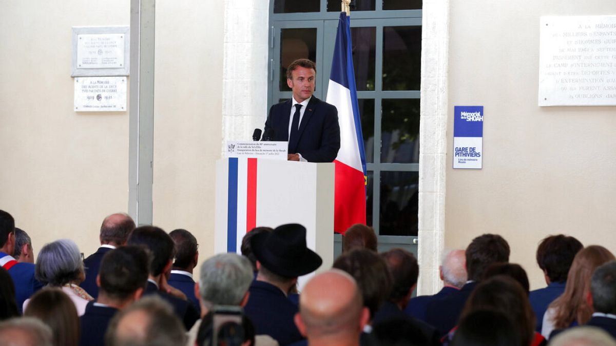 Emmanuel Macron pronuncia un discurso en la antigua estación de Pithiviers, convertida en lugar de memoria del Holocausto, Francia, 17/7/2022