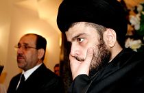 رئيس الوزراء العراقي السابق نوري المالكي ورجل الدين الشيعي مقتدى الصدر خلال اجتماع في النجف