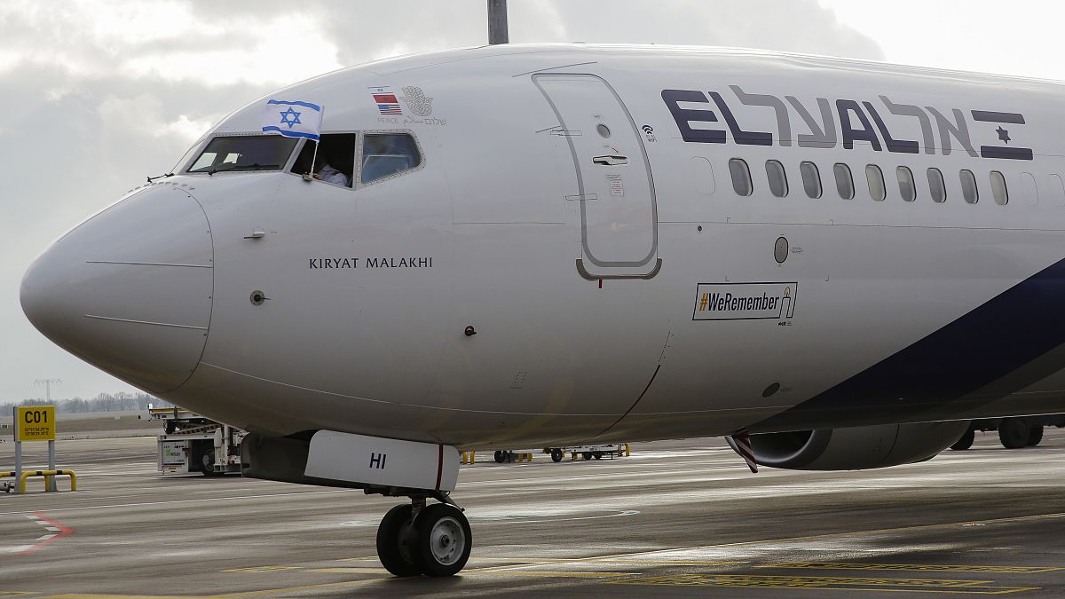 طائرة تابعة لشركة الطيران الإسرائيلية "إل عال" في مطار برلين
