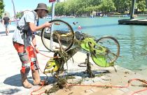 عملية تنظيف قناة مائية في باريس
