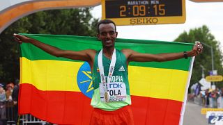 الإثيوبي تاميرات تولا الفائز بذهبية ماراثون الرجال في بطولة العالم لألعاب القوى