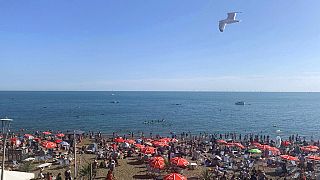Menschen am Strand von Brighton, England