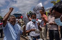 Des représentants syndicaux et des militants lors d'une manifestation contre le président par intérim du Sri Lanka, Ranil Wickremesinghe, à Colombo, lundi 18 juillet 2022.