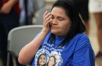 Leticia Cobarrubia, tante de deux victimes, essuie ses larmes en écoutant la commission d'enquête de la Chambre des représentants du Texas dimanche 17 juillet 2022.