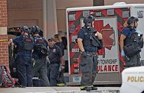 Les forces de l'ordre après la fusillade mortelle survenue dimanche 17 juillet 2022 dans un centre commercial de Greenwood, dans l'État de l'Indiana. 