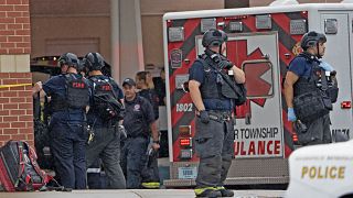 Les forces de l'ordre après la fusillade mortelle survenue dimanche 17 juillet 2022 dans un centre commercial de Greenwood, dans l'État de l'Indiana.