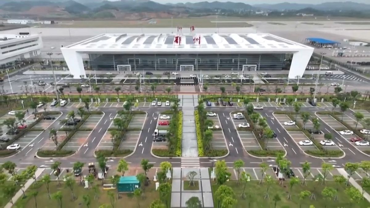 Первый в Азии грузовой аэропорт открылся в центре Китая