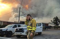 Un pompier pleure près d'un feu de forêt dans la région de Losacio, dans le nord-ouest de l'Espagne, dimanche 17 juillet 2022.