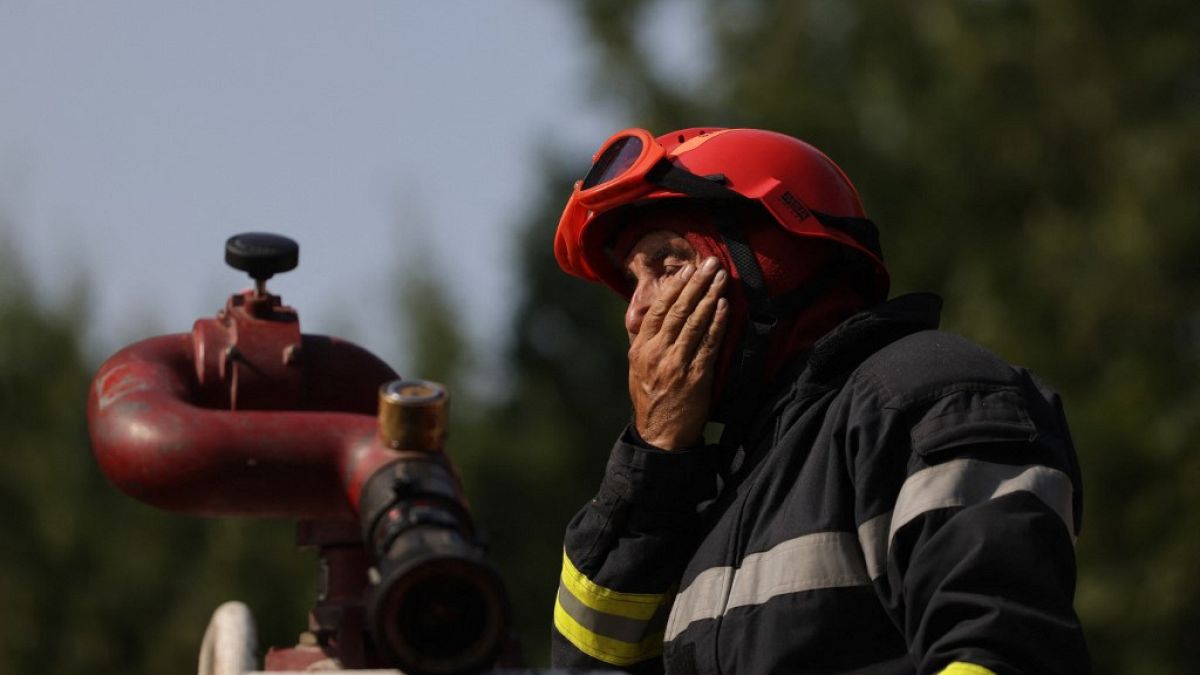 Erschöpfter Feuerwehrmann nahe Louchats in der Gironde im Südwesten Frankreichs (17.7.2022)