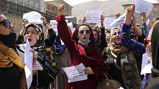Taliban'ın iktidarı ele geçirmesinin ardından "kadın hakları" talebiyle Kabil'de gösteri düzenleyen kadınlar (3 Eylül 2021)