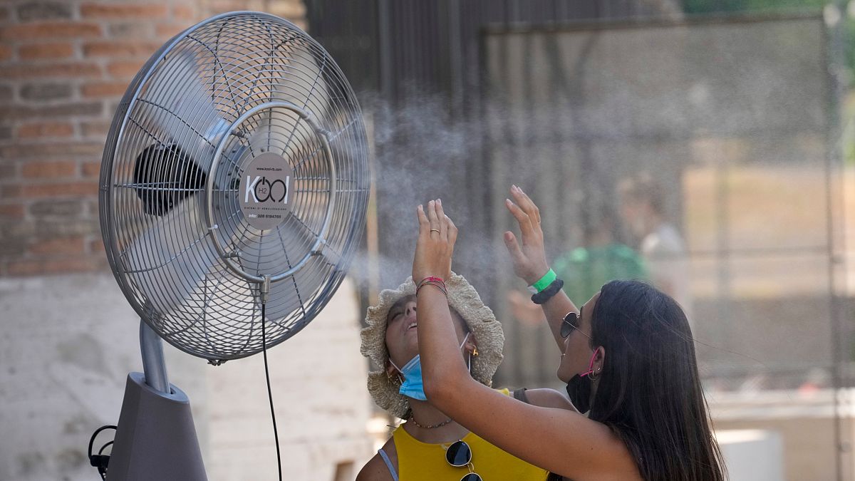 Avrupa'yı etkisi altına alan aşırı sıcak hava dalgasında serinlemeye çalışanlar