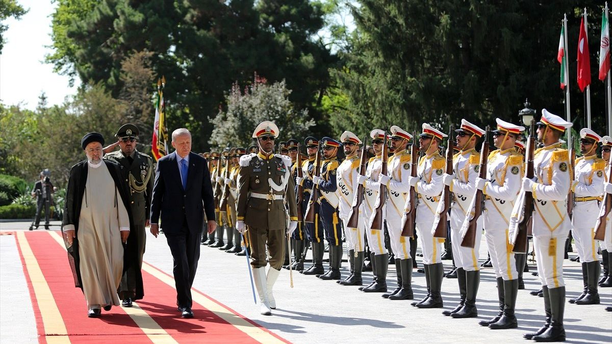 Cumhurbaşkanı Erdoğan, İran Cumhurbaşkanı Reisi tarafından resmi törenle karşılandı
