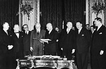 En avril 1951, la France, l'Allemagne de l'Ouest, l'Italie, la Belgique, les Pays-Bas et le Luxembourg signent le traité qui institut la CECA