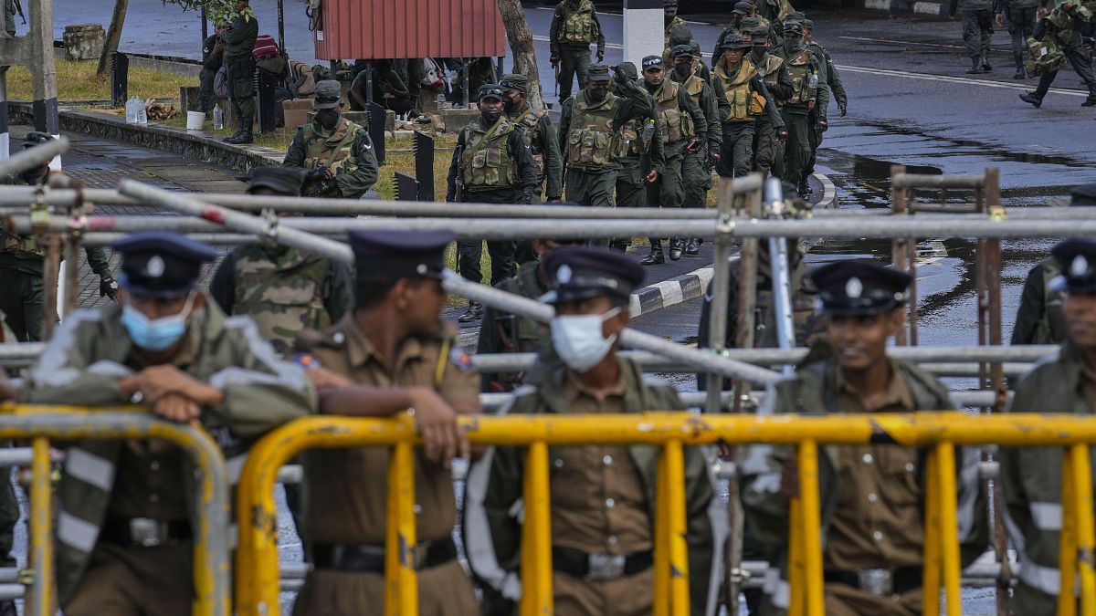 جنود من الجيش يقومون بدورية خارج مجمع البرلمان في كولومبو بسريلانكا. السبت 16 يوليو 2022.
