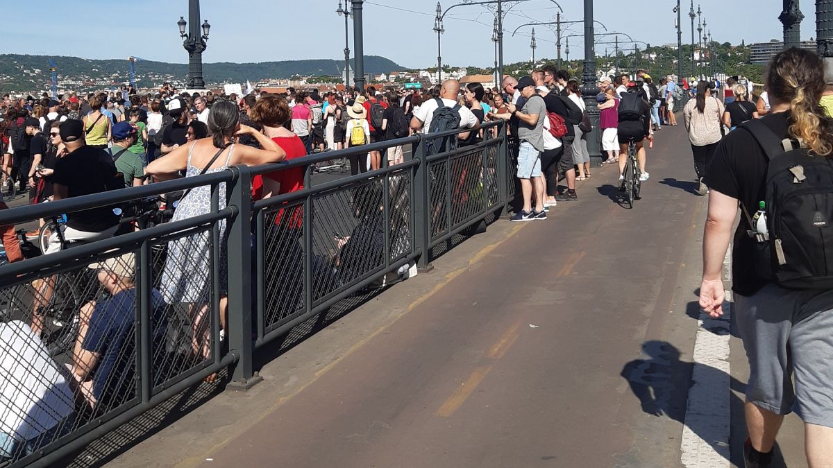 Tüntetők a Margit-hídon július 18-án reggel