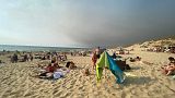 Am Strand in Contis-Plage, ca. 80km südlich von den Waldbränden in La-Teste-de-Buch und 120 km von den Flammen in Landiras ist der Rauch vom Strand aus zu sehen.