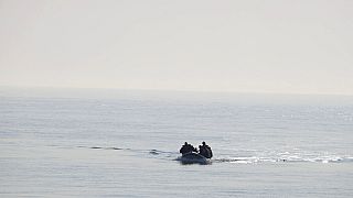 Şişme botla Manş Denizi'ni geçtikten sonra İngiltere'ye ulaşmaya çalışan bir grup göçmen (arşiv)