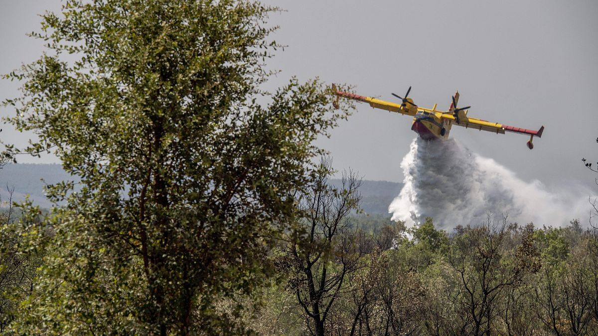 طائرات الإطفاء تسقط المياه لإخماد حريق الغابات في العرائش، شمال المغرب 15 يوليو 2022.