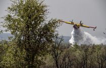 طائرات الإطفاء تسقط المياه لإخماد حريق الغابات في العرائش، شمال المغرب 15 يوليو 2022.