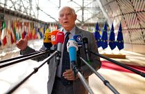 يتحدث منسق السياسة الخارجية في الاتحاد الأوروبي، جوزيب بوريل، مع وسائل الإعلام أثناء وصوله لحضور اجتماع وزراء خارجية الاتحاد الأوروبي في بروكسل، الاثنين 18 يوليو  2022