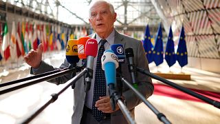 يتحدث منسق السياسة الخارجية في الاتحاد الأوروبي، جوزيب بوريل، مع وسائل الإعلام أثناء وصوله لحضور اجتماع وزراء خارجية الاتحاد الأوروبي في بروكسل، الاثنين 18 يوليو  2022