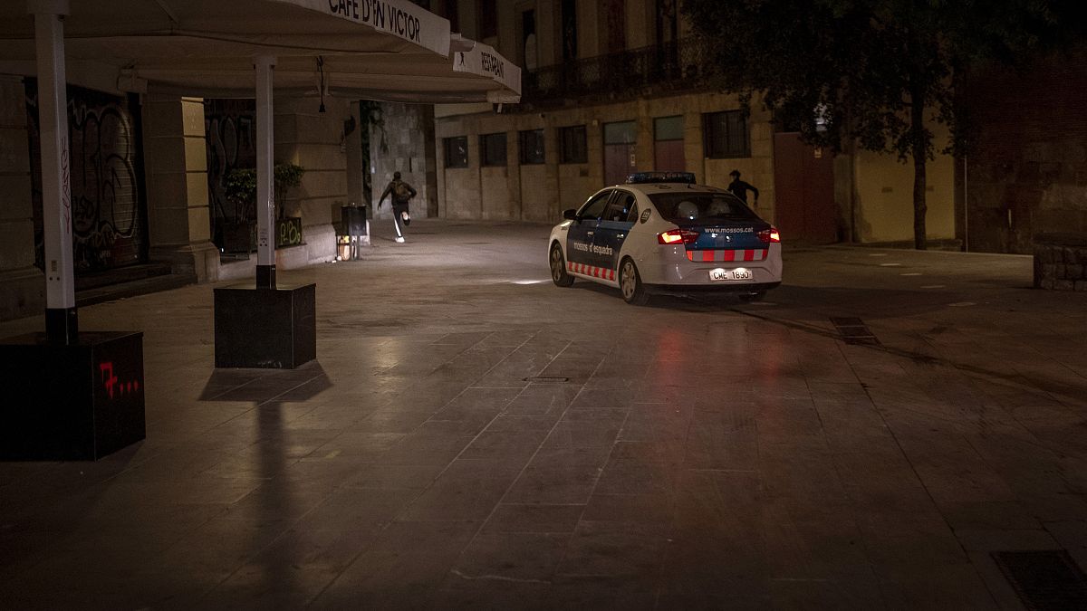سيارة شرطة في مدينة برشلونة - أرشيف